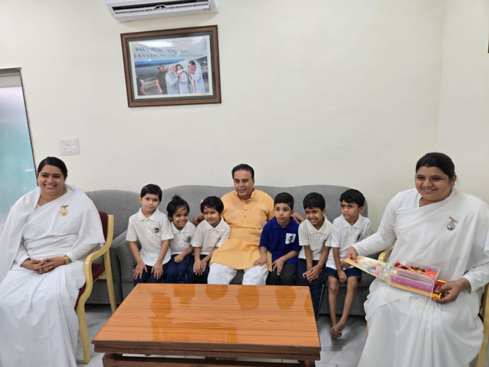 श्री जोगाराम पटेल जी  को 
राखी बाँधकर ईश्वरीय सौगात देते हुए बी.के.सनु एवं कविता बहन दुर्गापुरा राजा पार्क जयपुर