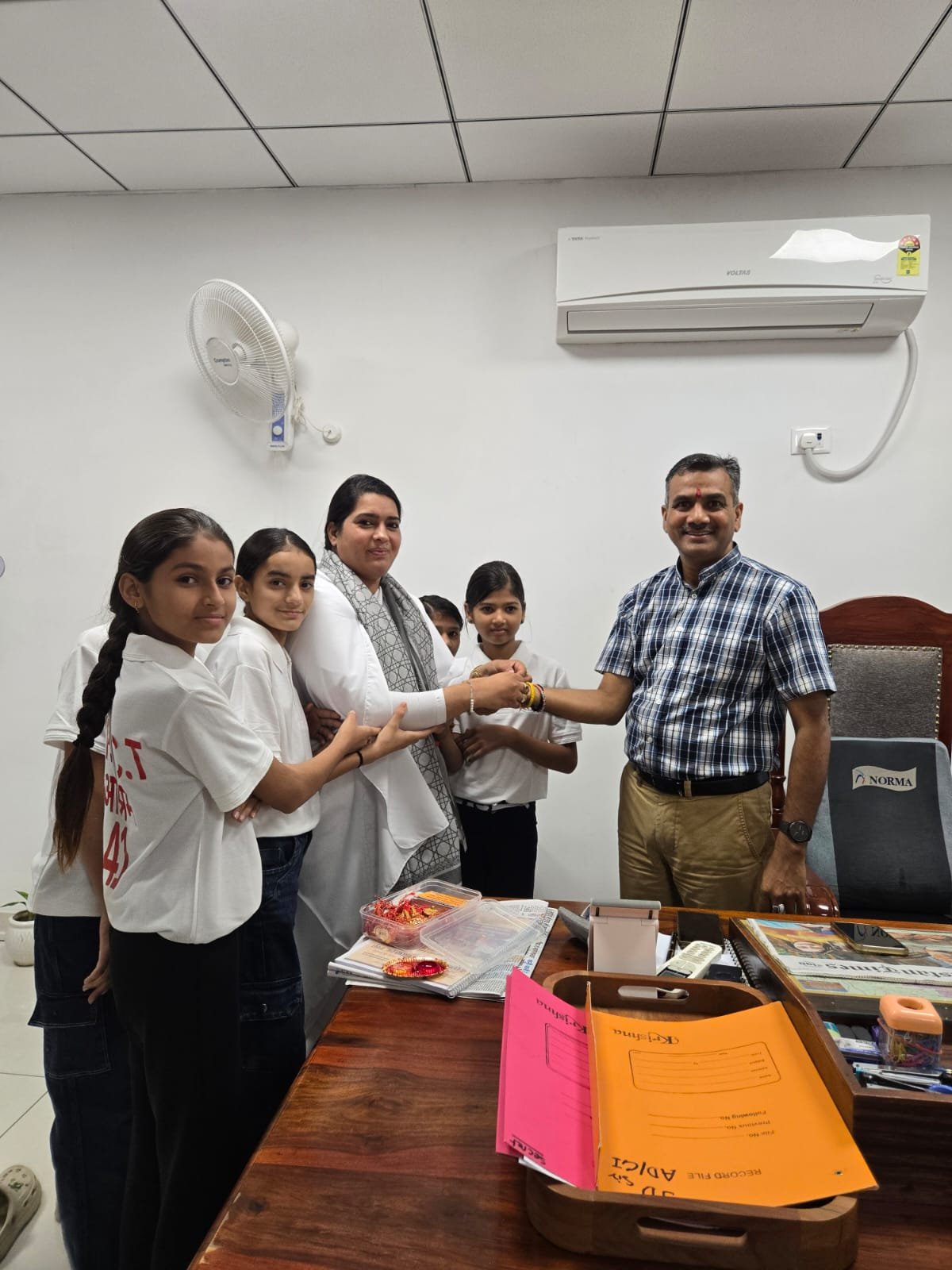 श्री रमाकांत गुप्ता आईपीएस IB विभागको 
राखी बाँधकर ईश्वरीय सौगात देते हुए बी.के.सनु एवं कविता बहन दुर्गापुरा राजा पार्क जयपुर