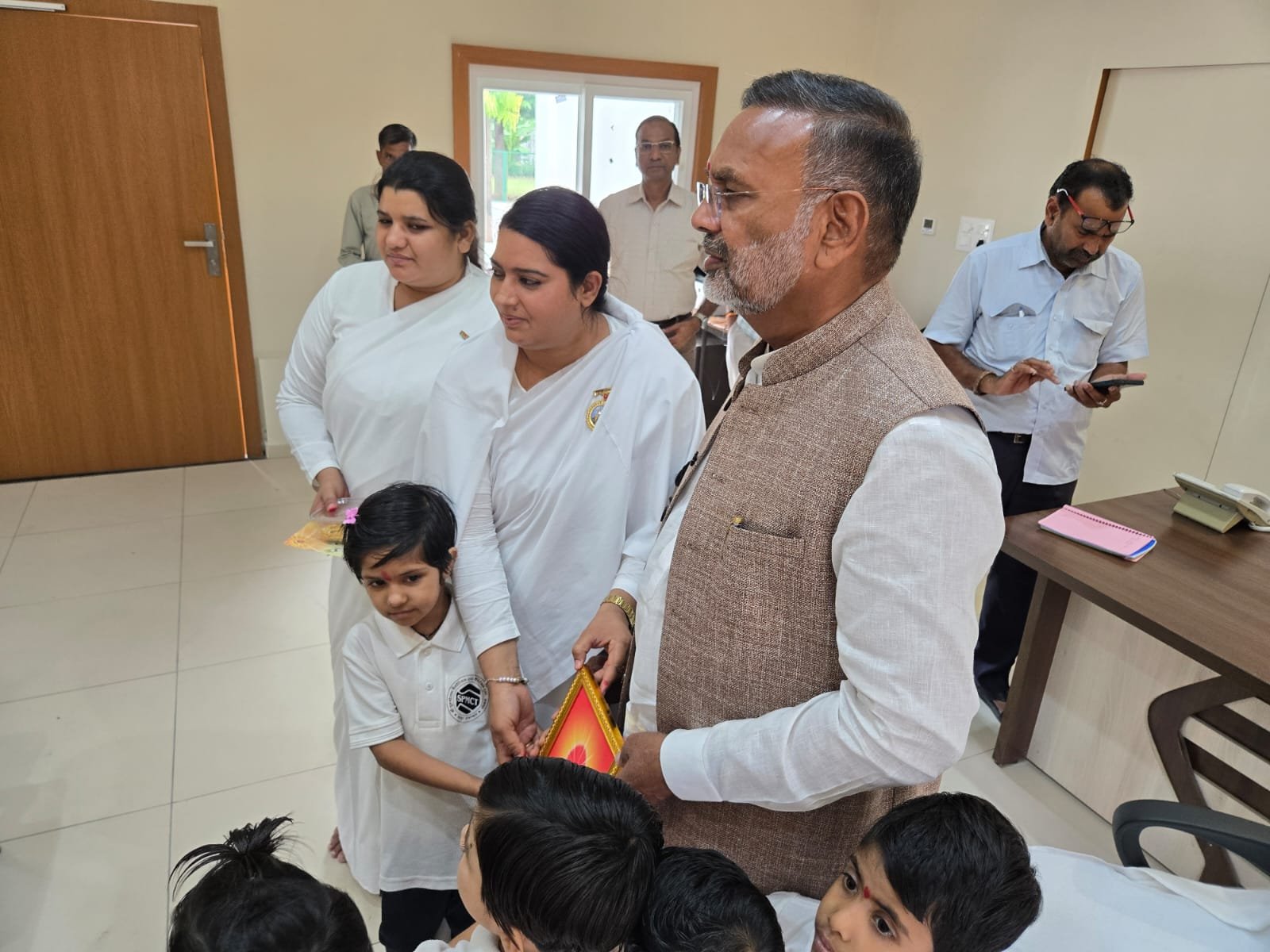 जयपुर के दुर्गापुरा राजा पार्क निवासी बीके सानू एवं कविता बहन ने राजस्थान सरकार के मंत्री श्री हरि लाल नागर (मामा जी) को राखी बांधकर उन्हें ईश्वरीय सौगात (प्रजापिता ब्रह्माकुमारी ईश्वरीय विश्व विद्यालय का साहित्य/प्रसाद) भेंट की। यह स्नेहपूर्ण मिलन भाई-बहन के पवित्र प्रेम और आध्यात्मिक शुभकामनाओं का प्रतीक बना।