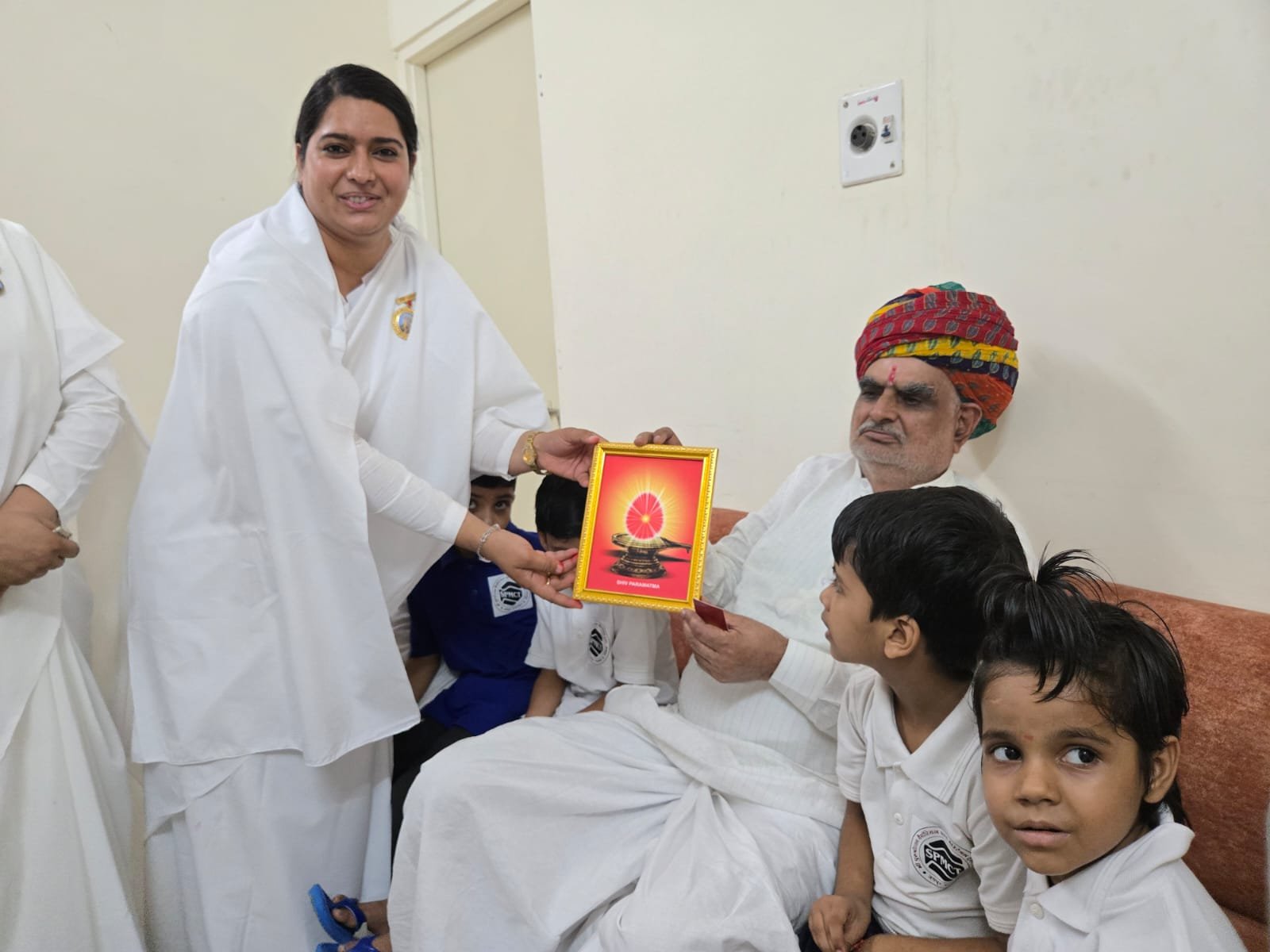 श्री झाबर सिंह खरोजी नगरीय विकास मंत्री राजस्थान सरकार जयपुर में राखी बांधकर ईश्वरी सोगाथ देते हुए व के सनुसिया व कविता बहन दुर्गापुरा राजा पार्क