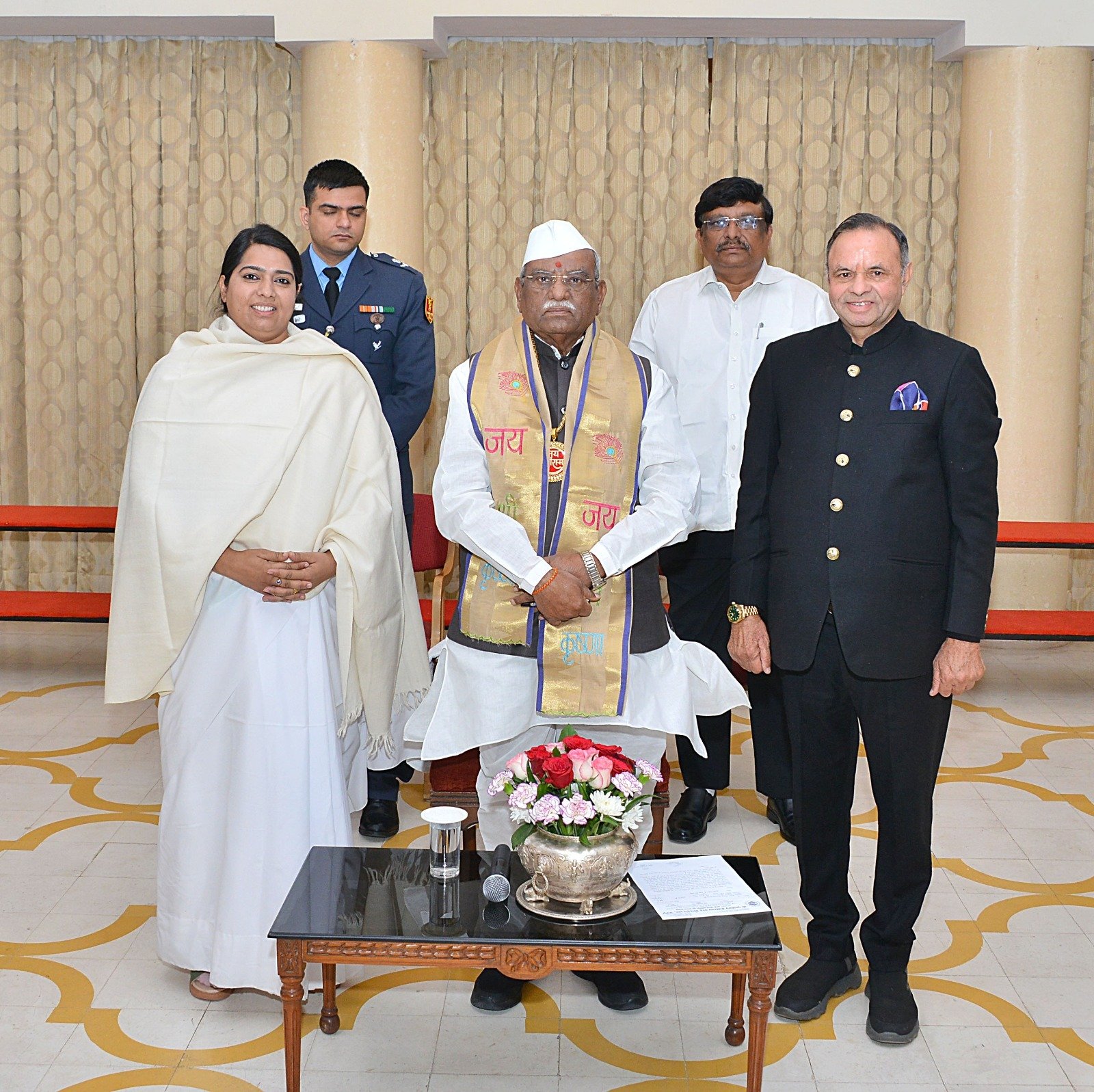 राजभवन एम गवर्नर श्री हरिभाऊ किसानराव बागडे ने की निराश्रित बच्चों से मुलाकाल
